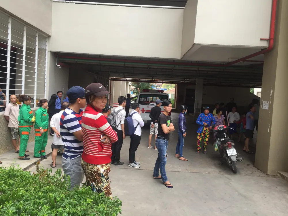 Rơi từ tầng 6 chung cư Bình Khánh, một cụ bà tử vong ảnh 3 Rơi từ tầng 6 chung cư Bình Khánh, một cụ bà tử vong ảnh 3
