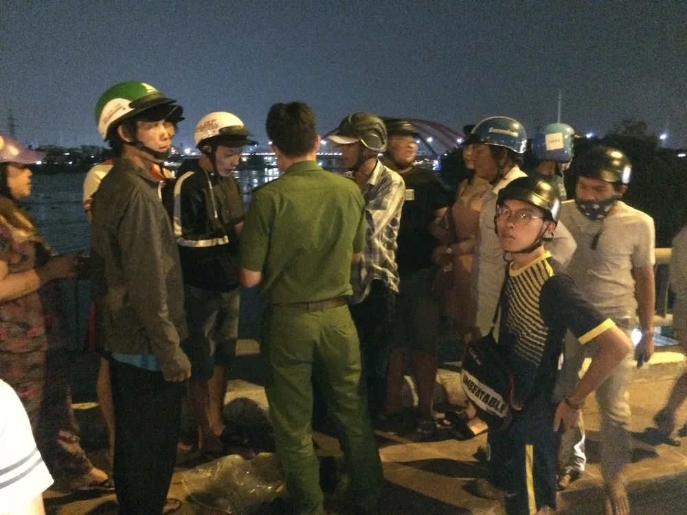 Nam thanh niên leo qua lan can nhảy cầu Bình Triệu 2 mất tích ảnh 4
