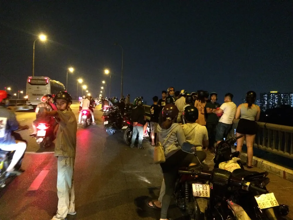 Nam thanh niên leo qua lan can nhảy cầu Bình Triệu 2 mất tích ảnh 3