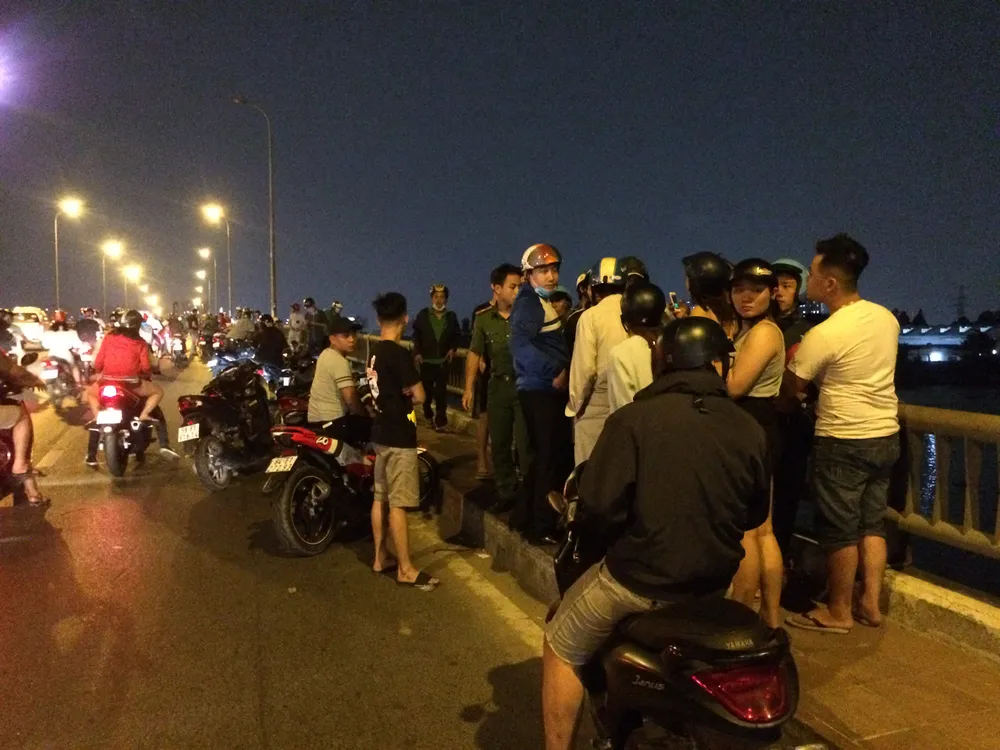 Nam thanh niên leo qua lan can nhảy cầu Bình Triệu 2 mất tích ảnh 1