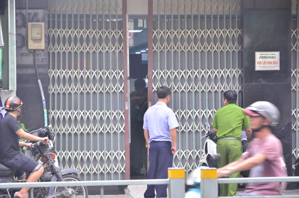 Điều tra vụ hai thanh niên nghi dùng súng cướp ngân hàng tại TPHCM ảnh 1