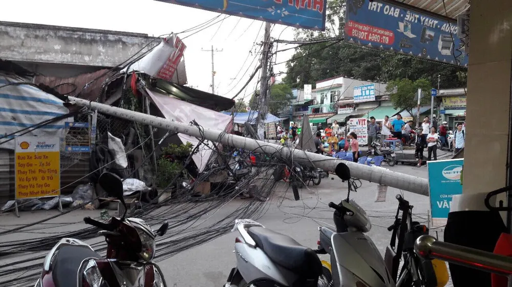 Trụ điện gãy đè tiệm sửa xe, nhiều người thoát chết ở quận 9 ảnh 1