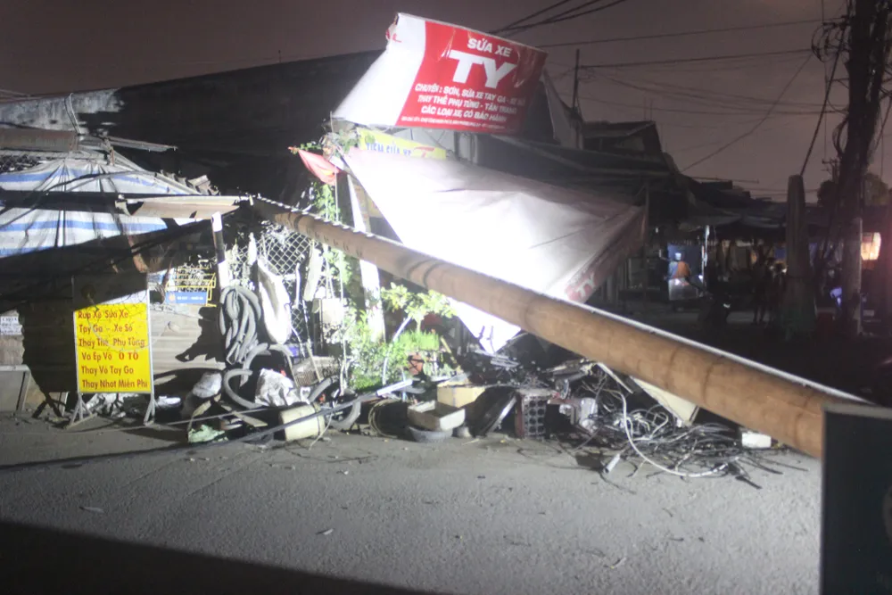 Trụ điện gãy đè tiệm sửa xe, nhiều người thoát chết ở quận 9 ảnh 3