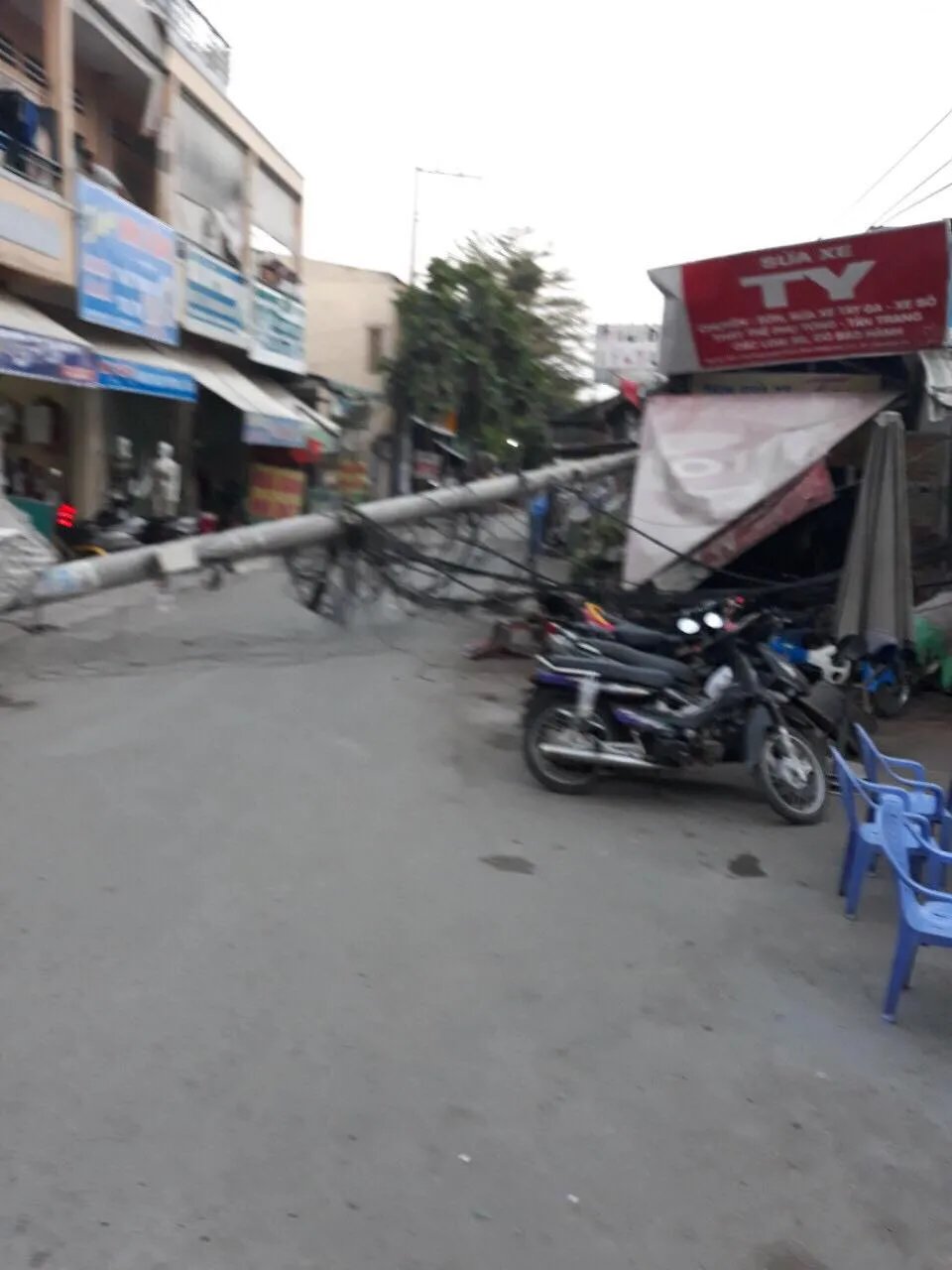 Trụ điện gãy đè tiệm sửa xe, nhiều người thoát chết ở quận 9 ảnh 2
