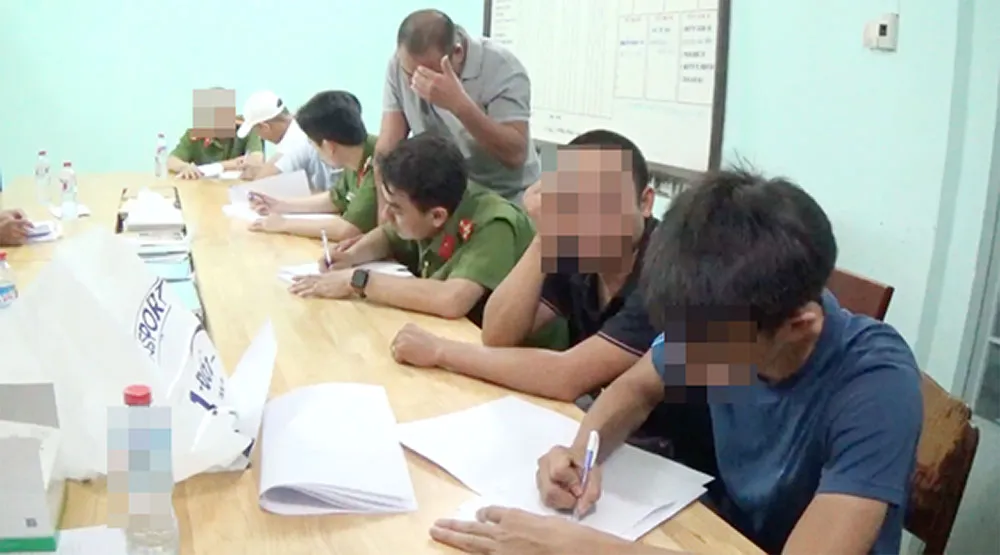 Đột kích quán bar ở quận Phú Nhuận, phát hiện 25 đối tượng dương tính với chất ma tuý  ảnh 1