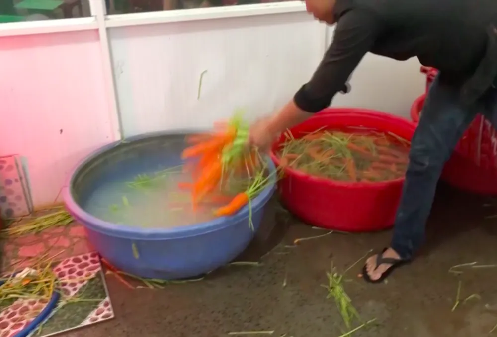 Bắt quả tang 4 cơ sở tẩy trắng hơn 6 tấn củ cải, cà rốt bằng hoá chất  ảnh 3 Bắt quả tang 4 cơ sở tẩy trắng hơn 6 tấn củ cải, cà rốt bằng hoá chất  ảnh 3