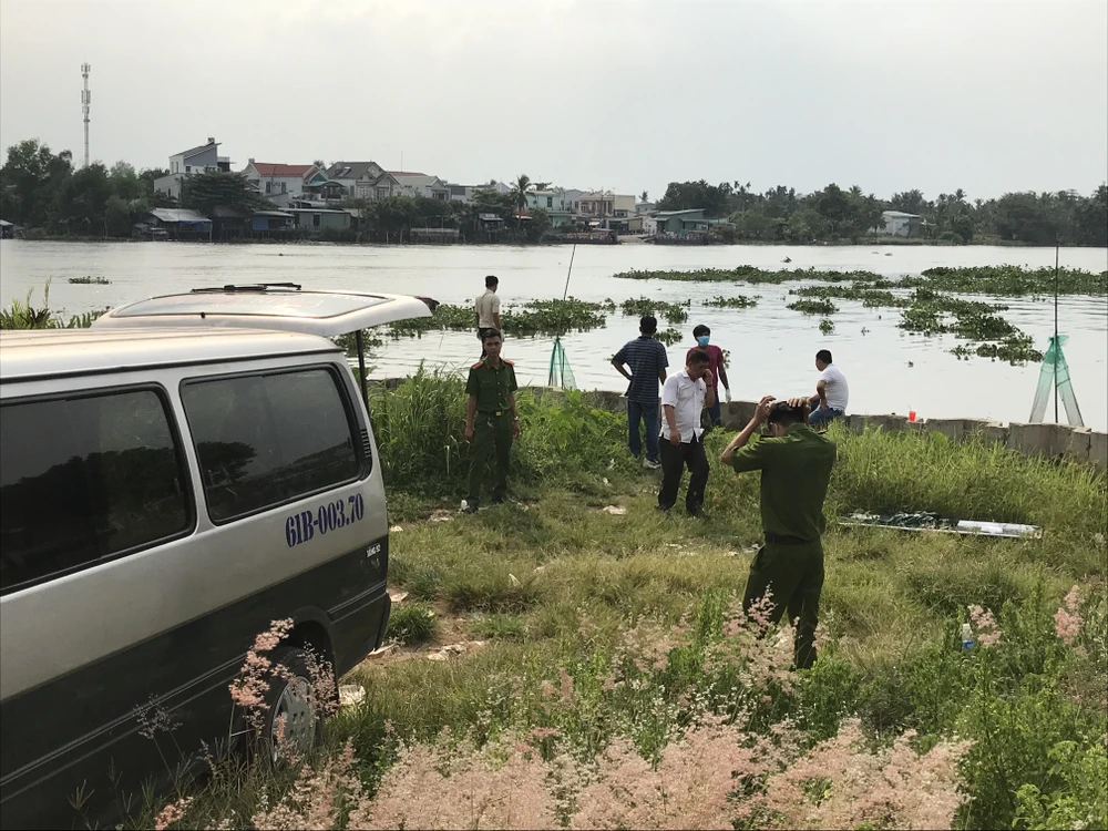 Công an ở hiện trường. Ảnh: CHÍ PHƯỚC 