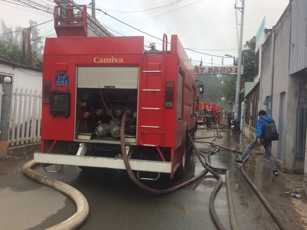 Cháy lớn tại công ty may mặc ở Hóc Môn, công nhân tháo chạy tán loạn ảnh 1