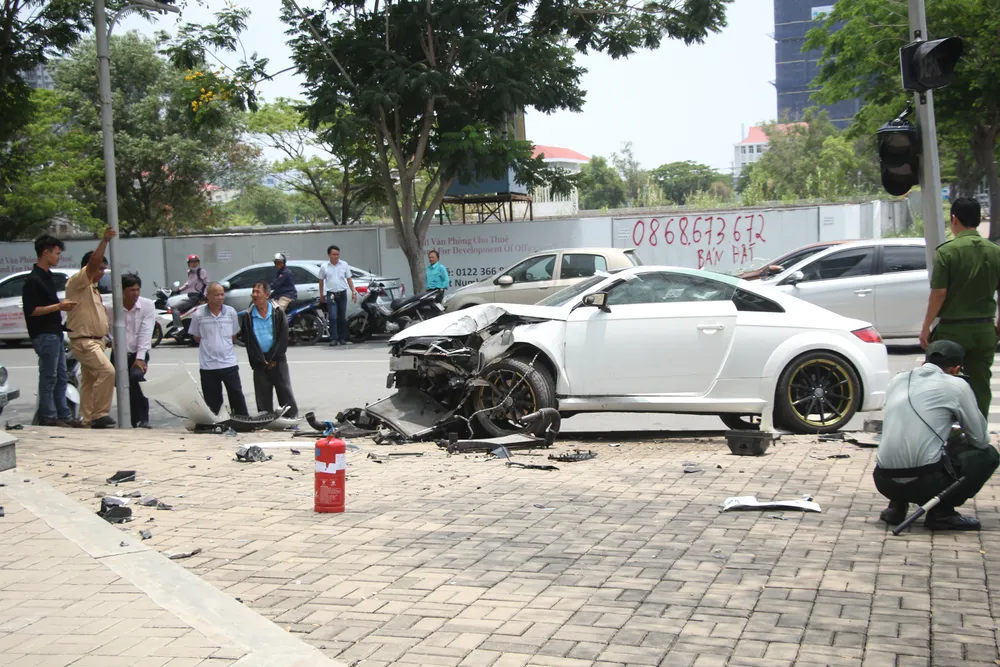 Tài xế xe Audi thoát chết sau va chạm ở quận 7 ảnh 2