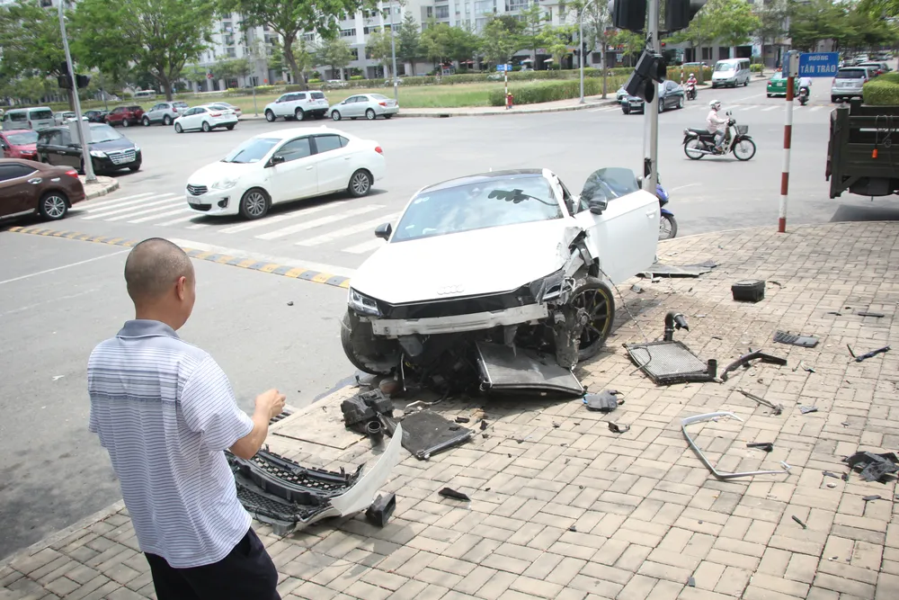 Tài xế xe Audi thoát chết sau va chạm ở quận 7 ảnh 1