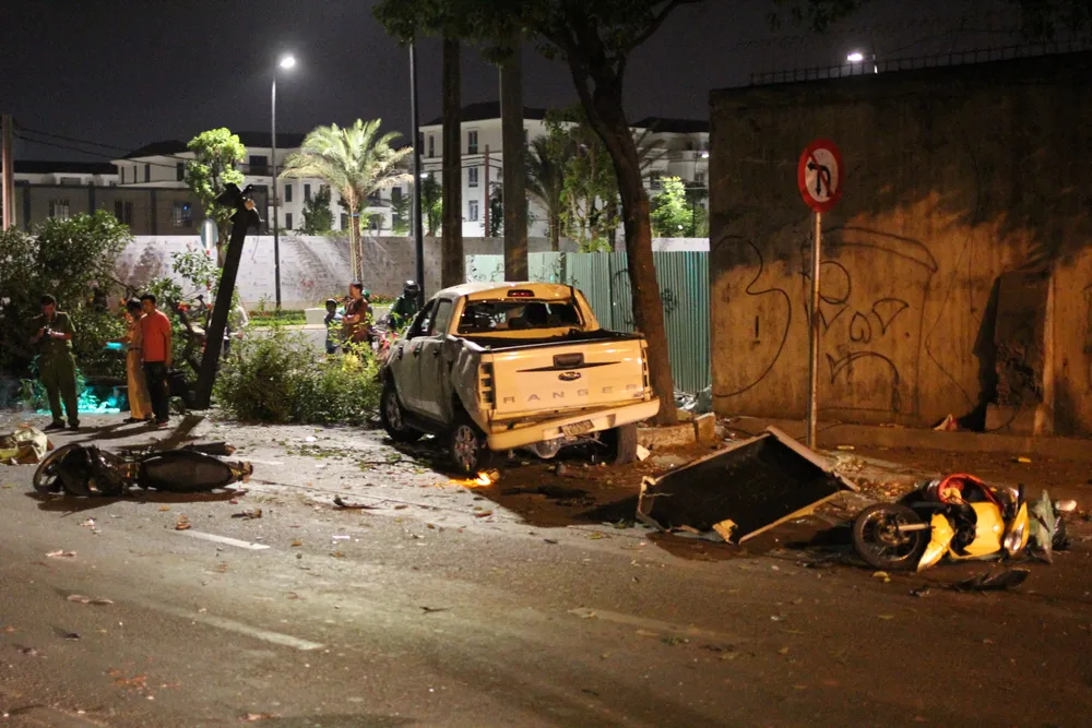 Vụ xe bán tải húc hàng loạt xe máy, 2 người chết: Tài xế đạp nhầm chân ga? ảnh 2