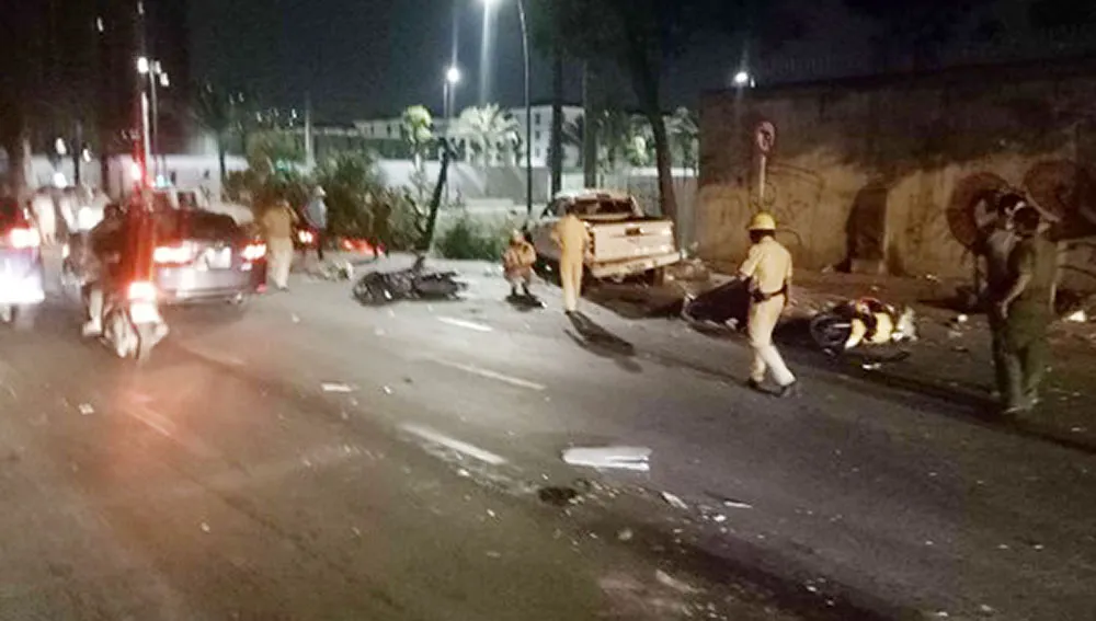 Vụ xe bán tải húc hàng loạt xe máy, 2 người chết: Tài xế đạp nhầm chân ga? ảnh 4