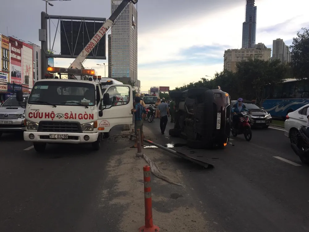 Xe ô tô tông dải phân cách, lật giữa đường, tài xế thoát chết ảnh 3