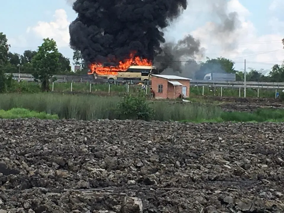 Xe khách cháy rụi trên cao tốc TPHCM – Trung Lương ảnh 2