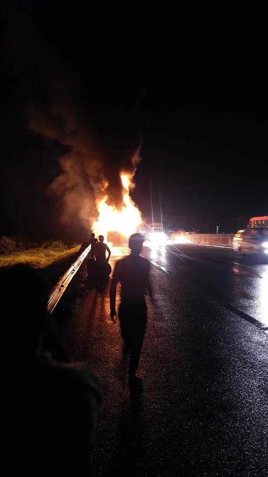 Xe khách cháy rụi trên cao tốc TPHCM – Trung Lương ảnh 1