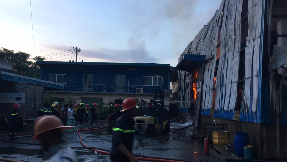 Hàng trăm chiến sĩ PCCC tham gia chữa cháy tại Khu công nghiệp Vĩnh Lộc ảnh 9