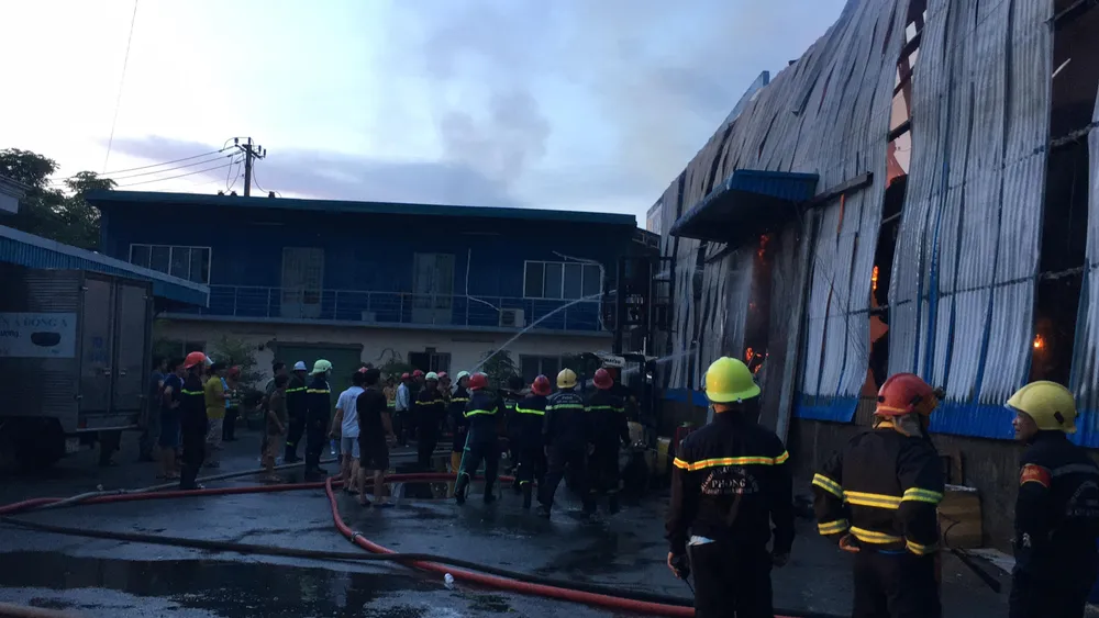 Hàng trăm chiến sĩ PCCC tham gia chữa cháy tại Khu công nghiệp Vĩnh Lộc ảnh 10