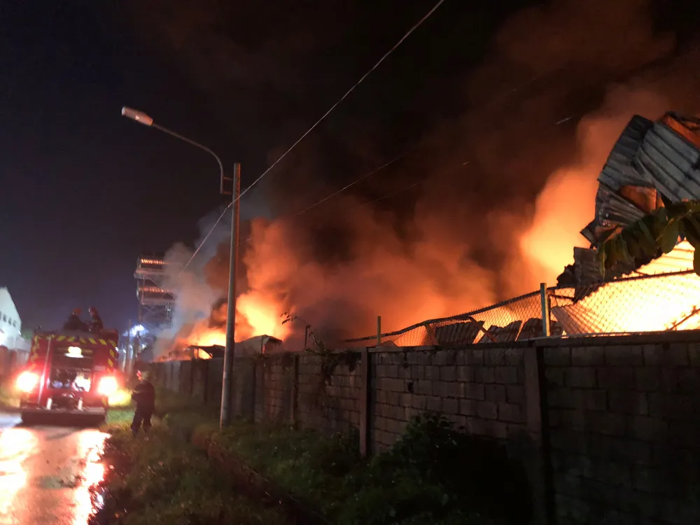 Hàng trăm chiến sĩ PCCC tham gia chữa cháy tại Khu công nghiệp Vĩnh Lộc ảnh 2