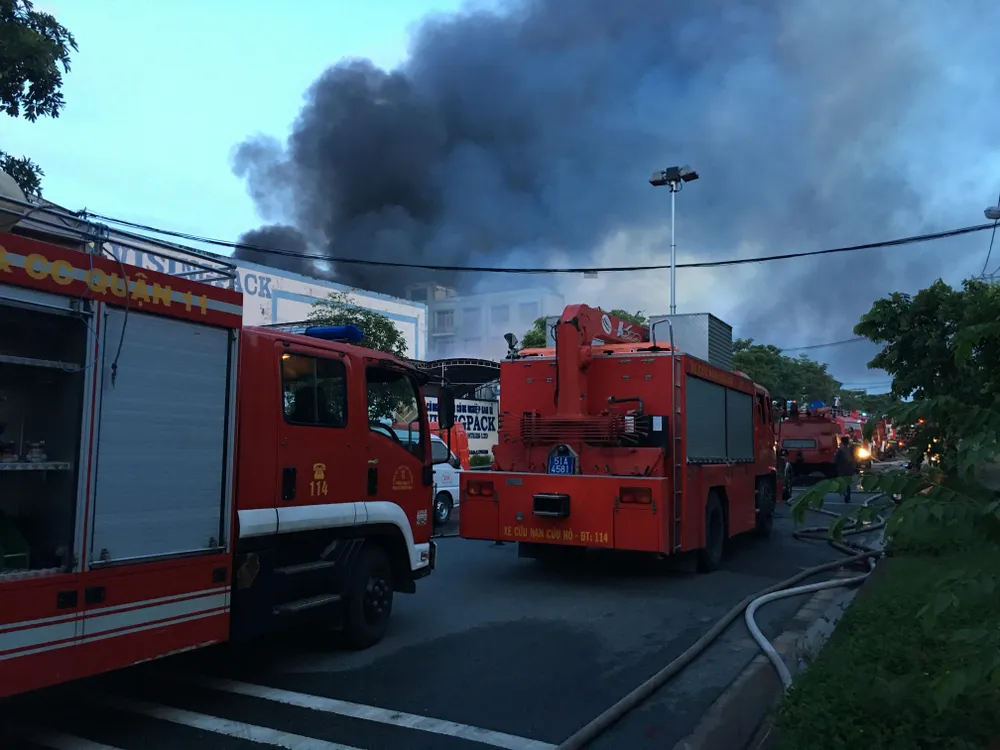 Hàng trăm chiến sĩ PCCC tham gia chữa cháy tại Khu công nghiệp Vĩnh Lộc ảnh 1