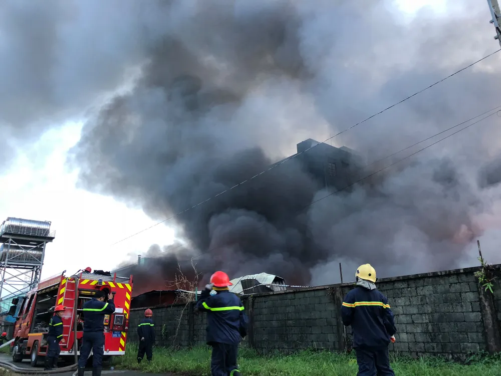 Hàng trăm chiến sĩ PCCC tham gia chữa cháy tại Khu công nghiệp Vĩnh Lộc ảnh 13