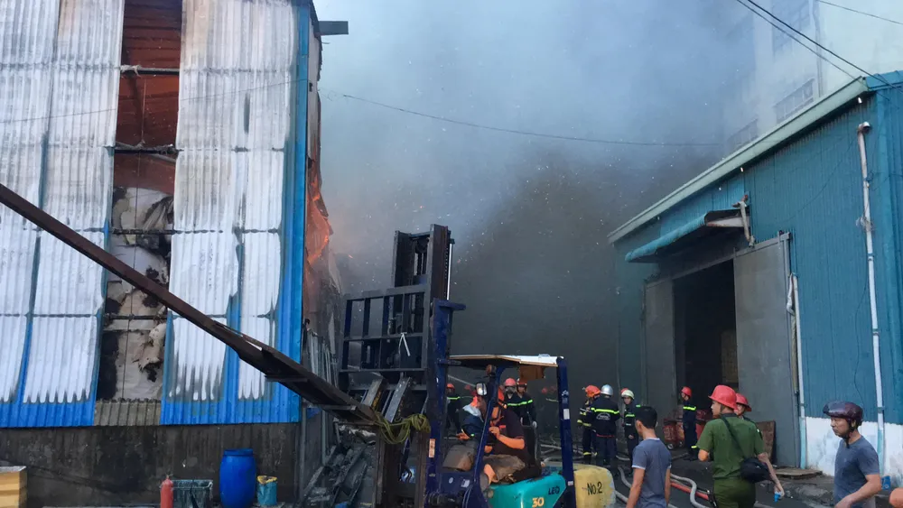 Hàng trăm chiến sĩ PCCC tham gia chữa cháy tại Khu công nghiệp Vĩnh Lộc ảnh 16