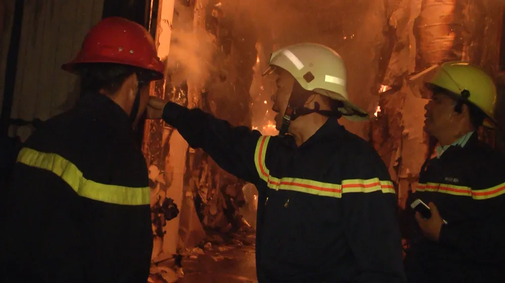 Hàng trăm chiến sĩ PCCC tham gia chữa cháy tại Khu công nghiệp Vĩnh Lộc ảnh 7