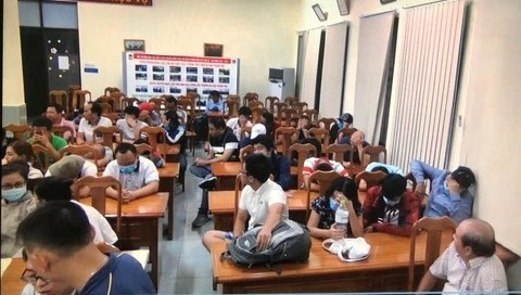 Hơn 70 đối tượng liên quan được đưa về trụ sở công an làm việc. Ảnh: ĐAN NGUYÊN