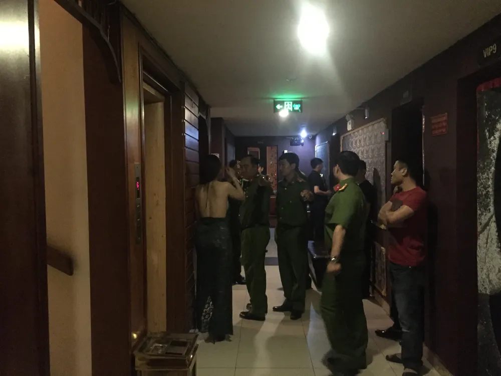 Đột kích nhà hàng, khách sạn ở trung tâm TPHCM, gần 100 nữ tiếp viên ăn mặc hở hang ảnh 1