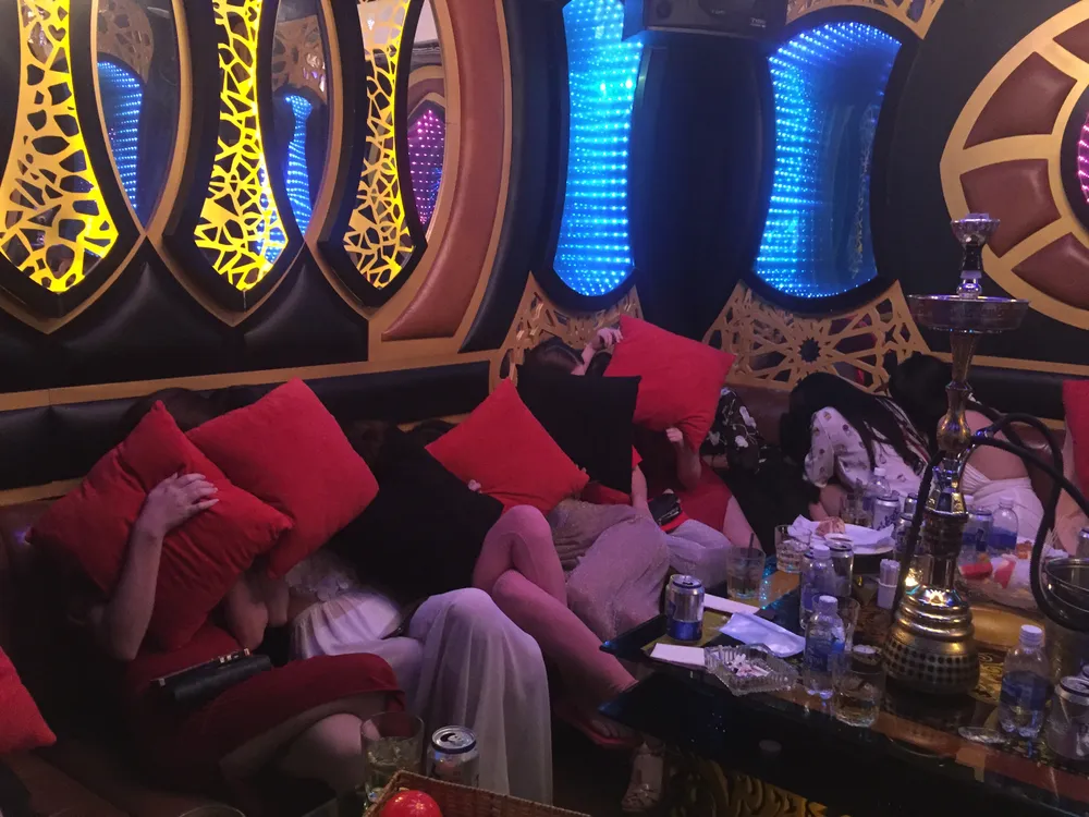 Đột kích nhà hàng, khách sạn ở trung tâm TPHCM, gần 100 nữ tiếp viên ăn mặc hở hang ảnh 3