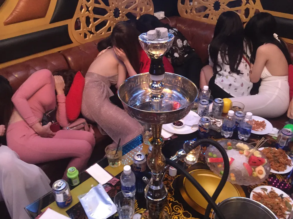 Đột kích nhà hàng, khách sạn ở trung tâm TPHCM, gần 100 nữ tiếp viên ăn mặc hở hang ảnh 8