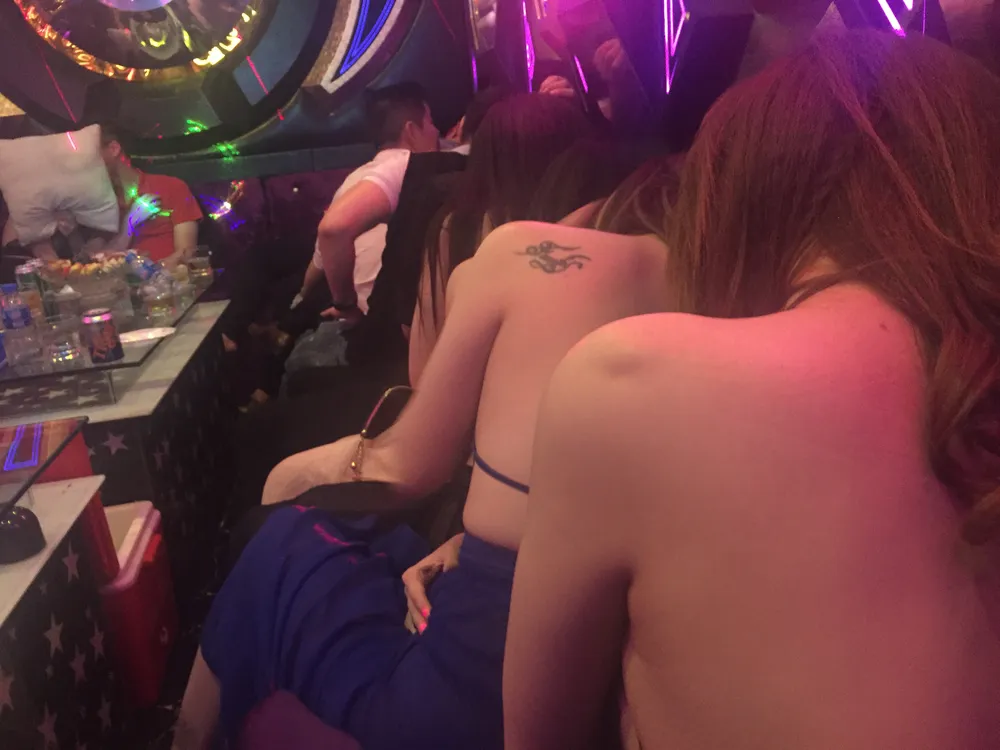 Đột kích nhà hàng, khách sạn ở trung tâm TPHCM, gần 100 nữ tiếp viên ăn mặc hở hang ảnh 13