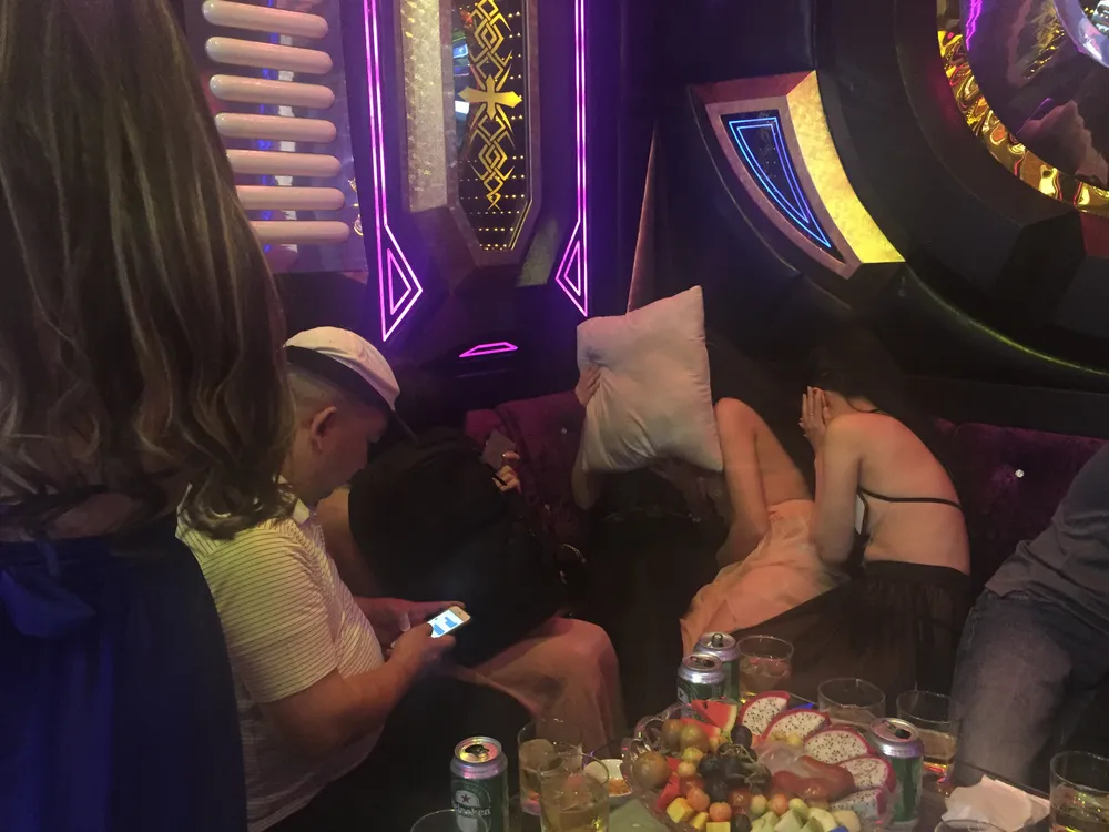 Đột kích nhà hàng, khách sạn ở trung tâm TPHCM, gần 100 nữ tiếp viên ăn mặc hở hang ảnh 15