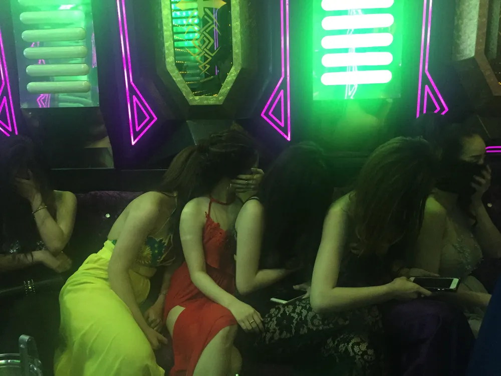 Đột kích nhà hàng, khách sạn ở trung tâm TPHCM, gần 100 nữ tiếp viên ăn mặc hở hang ảnh 16