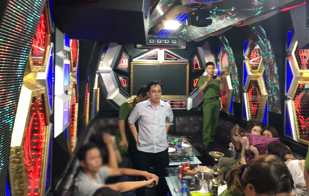 Đột kích nhà hàng, khách sạn ở trung tâm TPHCM, gần 100 nữ tiếp viên ăn mặc hở hang ảnh 17