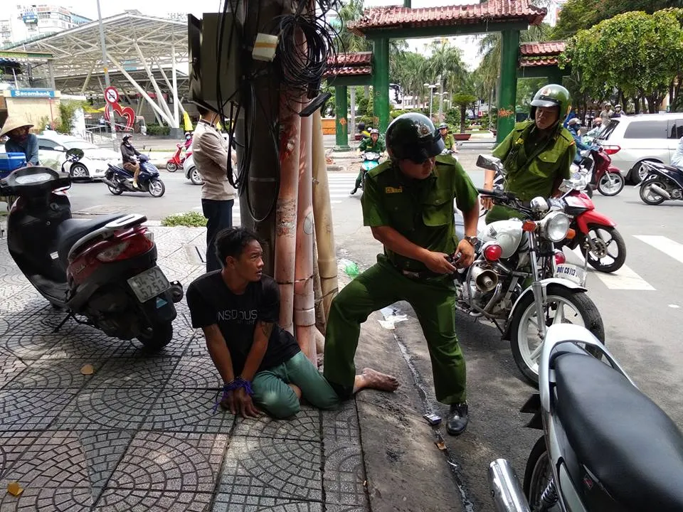 Bắt hai tên cướp túi xách của nữ du khách ở quận 1 ảnh 2