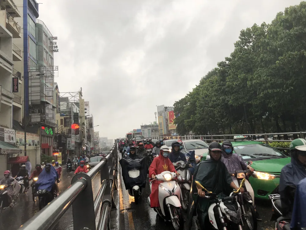 Giao thông cửa ngõ sân bay Tân Sơn Nhất rối loạn do ngập nước  ảnh 18