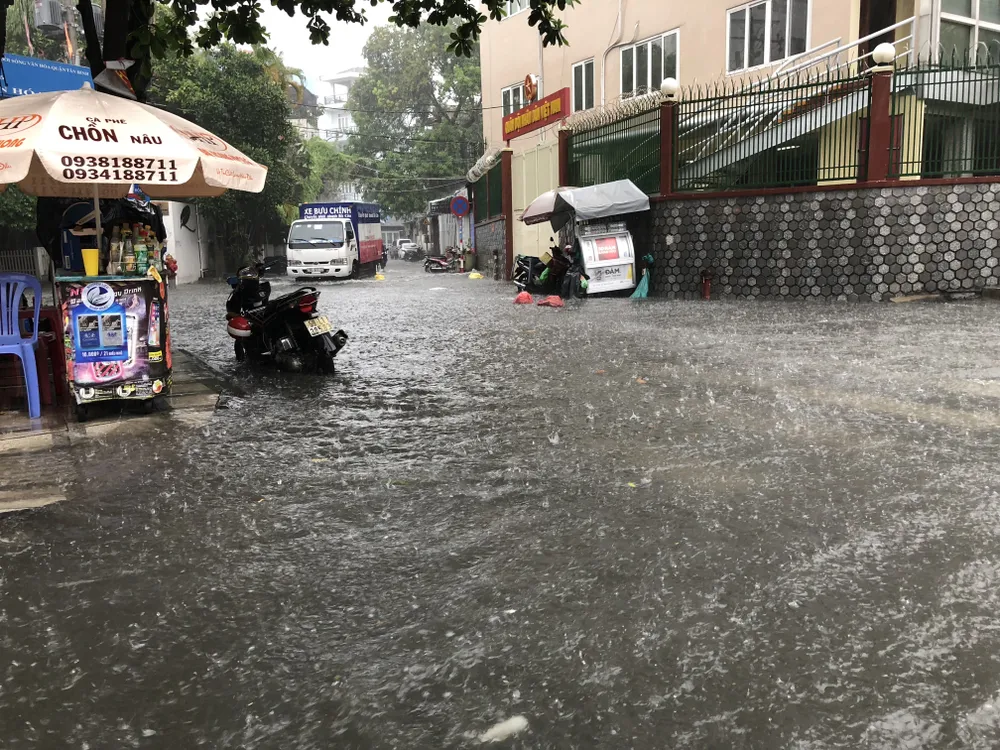 Giao thông cửa ngõ sân bay Tân Sơn Nhất rối loạn do ngập nước  ảnh 6