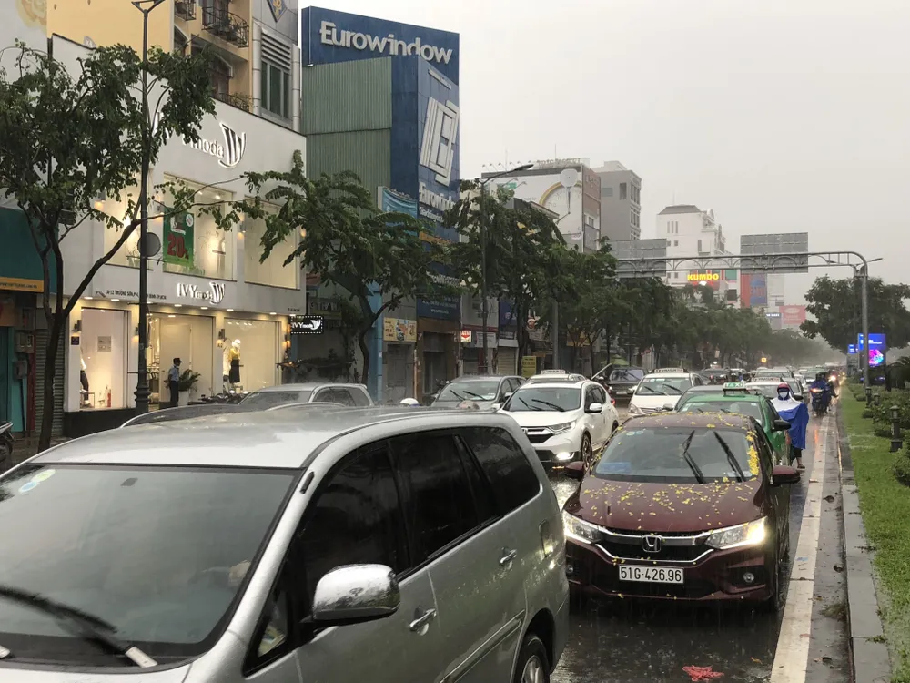 Giao thông cửa ngõ sân bay Tân Sơn Nhất rối loạn do ngập nước  ảnh 9