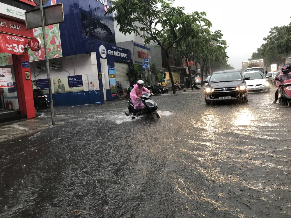 Giao thông cửa ngõ sân bay Tân Sơn Nhất rối loạn do ngập nước  ảnh 1