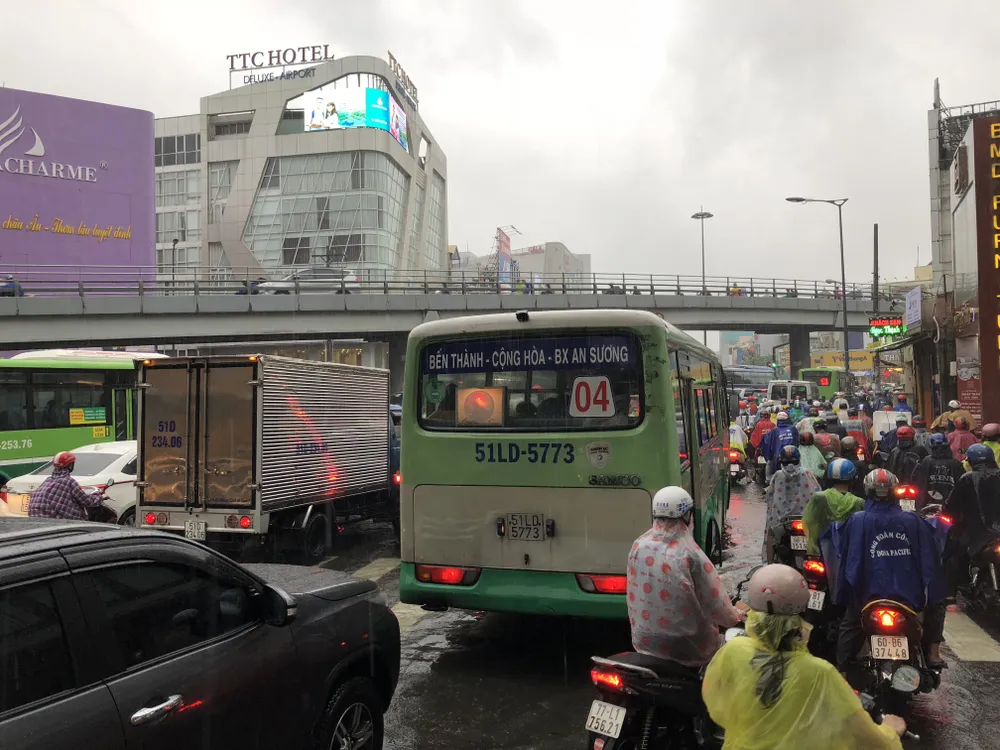 Giao thông cửa ngõ sân bay Tân Sơn Nhất rối loạn do ngập nước  ảnh 12