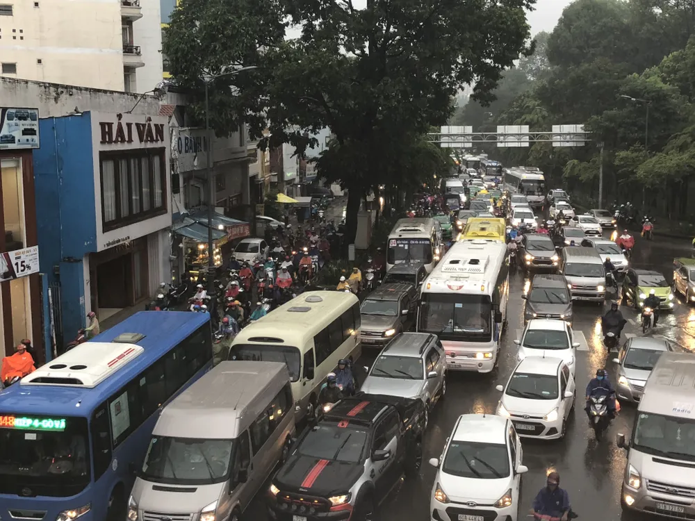 Giao thông cửa ngõ sân bay Tân Sơn Nhất rối loạn do ngập nước  ảnh 14