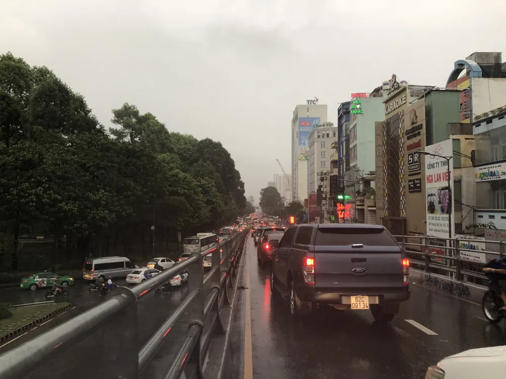 Giao thông cửa ngõ sân bay Tân Sơn Nhất rối loạn do ngập nước  ảnh 16