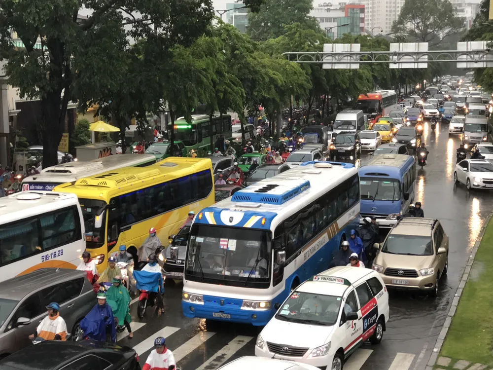 Giao thông cửa ngõ sân bay Tân Sơn Nhất rối loạn do ngập nước  ảnh 13