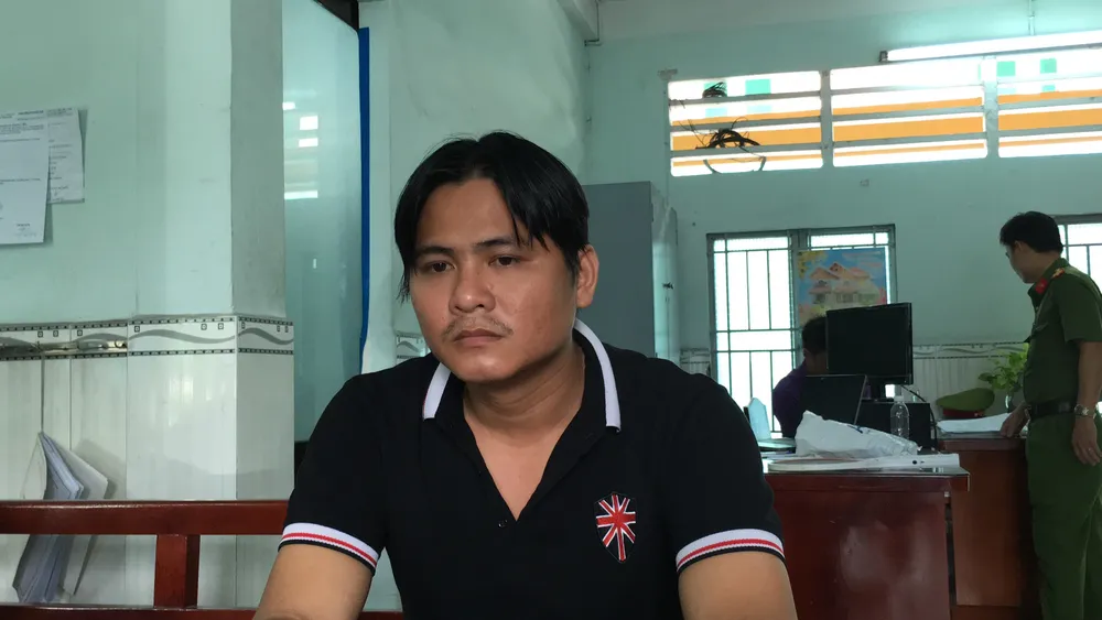 Khởi tố cặp nam nữ dùng đá tấn công công an ảnh 2 Khởi tố cặp nam nữ dùng đá tấn công công an ảnh 2