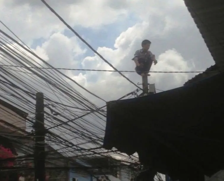 Giải cứu nam thanh niên nghi ngáo đá leo lên cột điện la hét ở quận Thủ Đức ảnh 1