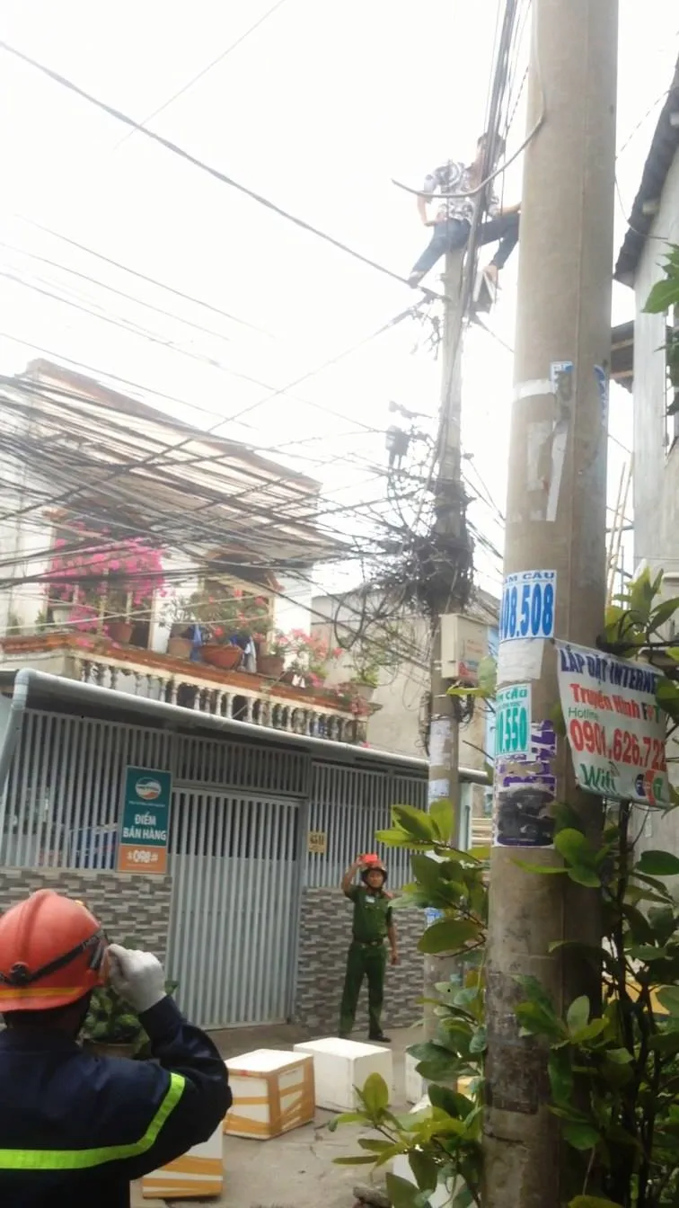 Giải cứu nam thanh niên nghi ngáo đá leo lên cột điện la hét ở quận Thủ Đức ảnh 8