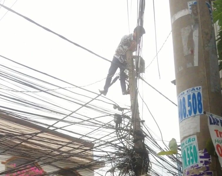 Nam thanh niên la hét trên trụ điện