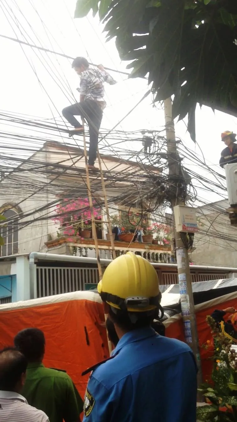 Giải cứu nam thanh niên nghi ngáo đá leo lên cột điện la hét ở quận Thủ Đức ảnh 10
