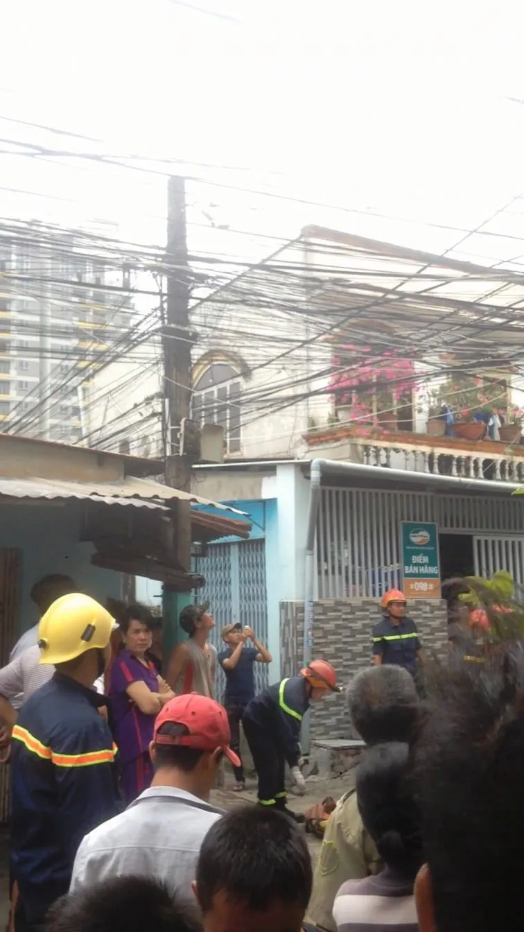 Giải cứu nam thanh niên nghi ngáo đá leo lên cột điện la hét ở quận Thủ Đức ảnh 6