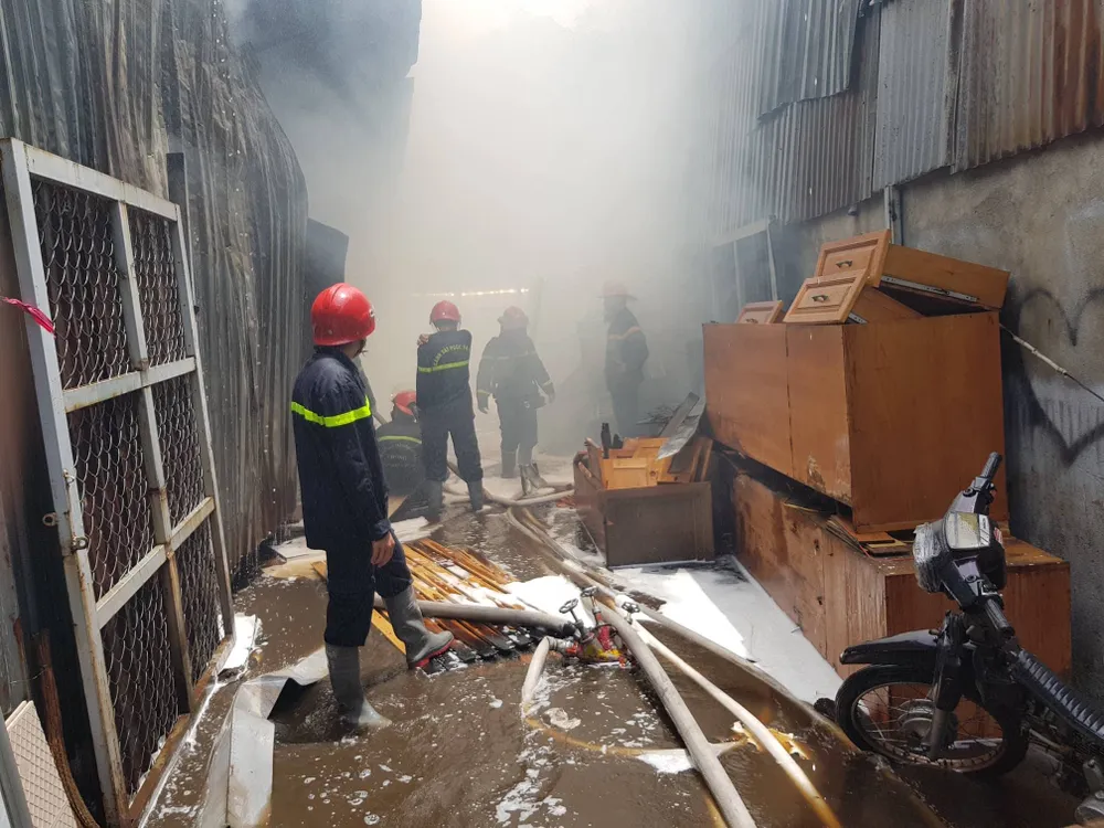 Hàng trăm cảnh sát tham gia chữa cháy ở xưởng gỗ gần siêu thị Co.opmart ảnh 7